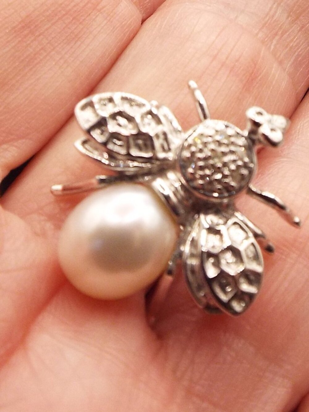 SILVER BEE SWEETNESS OF LIFE CRYSTAL & FRESHWATER PEARL BELLY LAPEL PIN 11